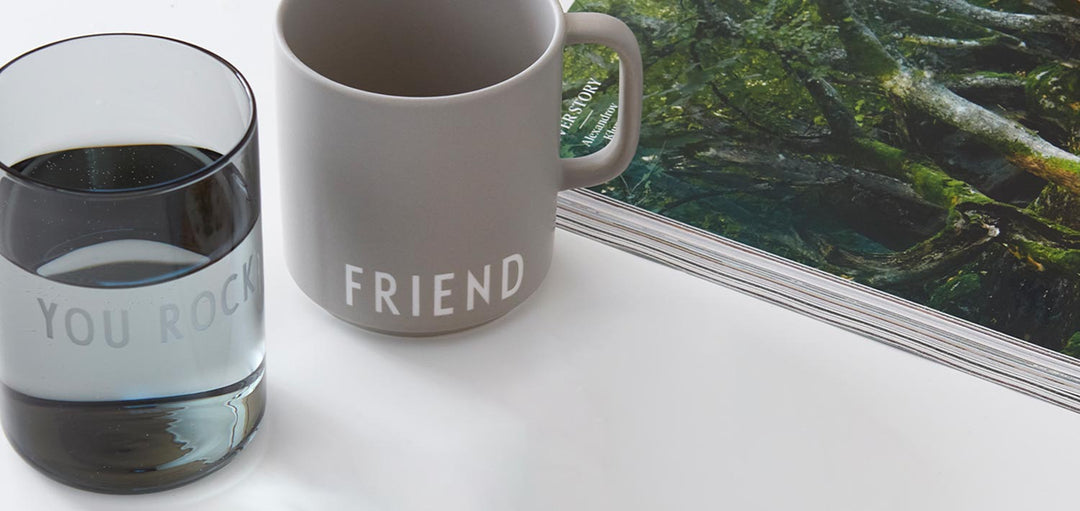 Geschirr und Becher
