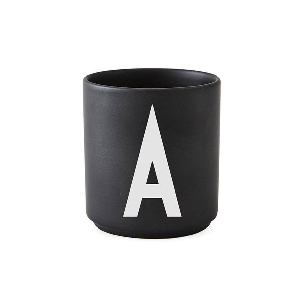 Personalisierter Porzellanbecher mit Buchstabe A–Z von Design Letters