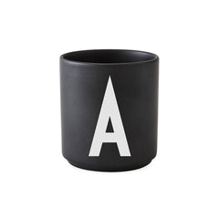 Persönlicher Porzellanbecher Black A–Z