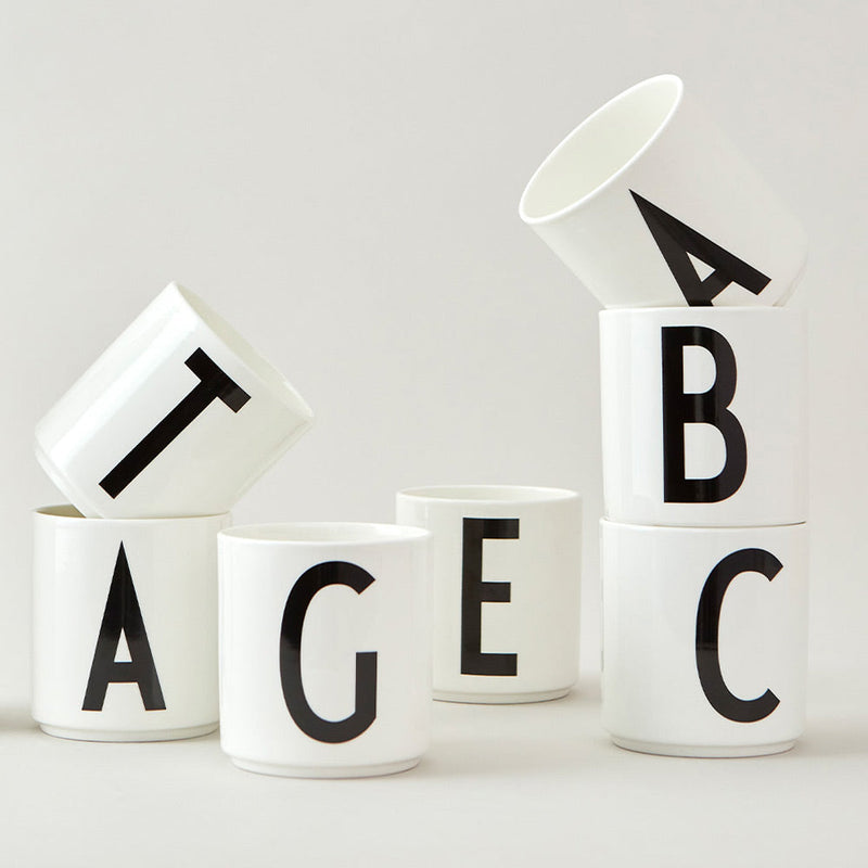 Personalisierte Porzellantasse mit Buchstabe A–Z von Design Letters (Bild 12)